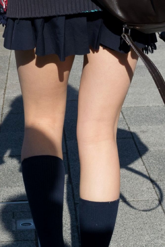 【美脚JKエロ画像】制服を着た美少女たちの極上の足だけでものすごく興奮出来るｗｗｗ-07