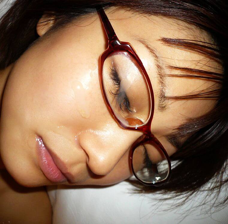 【眼鏡顔射エロ画像】メガネをかけた女性に精液を大量にぶっかけて顔面を汚してるｗｗｗ-08