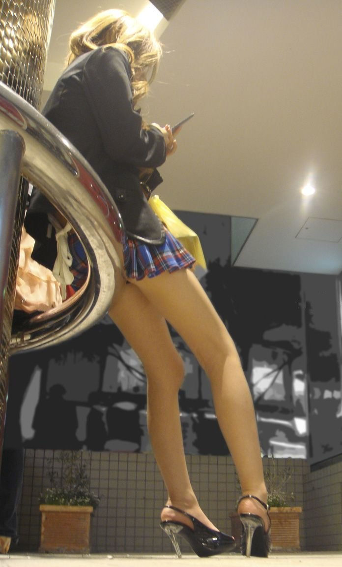 【ミニスカ女子エロ画像】太もも丸出しの素人美脚を街撮り…たっぷりチラリズムを堪能するｗｗｗ-03