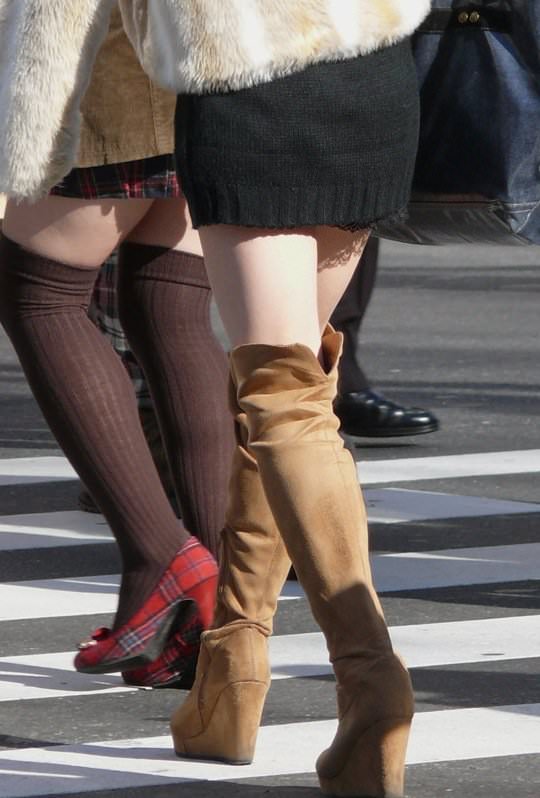 【ミニスカ女子エロ画像】太もも丸出しの素人美脚を街撮り…たっぷりチラリズムを堪能するｗｗｗ-05