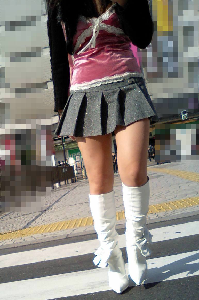 【ミニスカ女子エロ画像】太もも丸出しの素人美脚を街撮り…たっぷりチラリズムを堪能するｗｗｗ-09