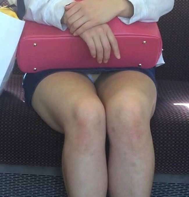【素人パンチラ盗撮エロ画像】電車の中でミニスカ女子のパンツ丸見え…ラッキーな瞬間を見逃さないｗｗｗ-17