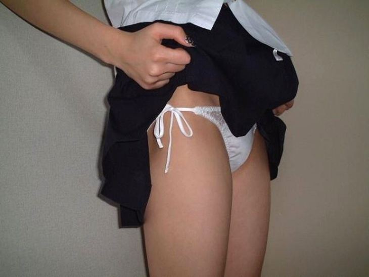 【JKスカート捲り上げエロ画像】女子校生の意思でパンティーを見せてくれる…スケベで大好きｗｗｗ-09