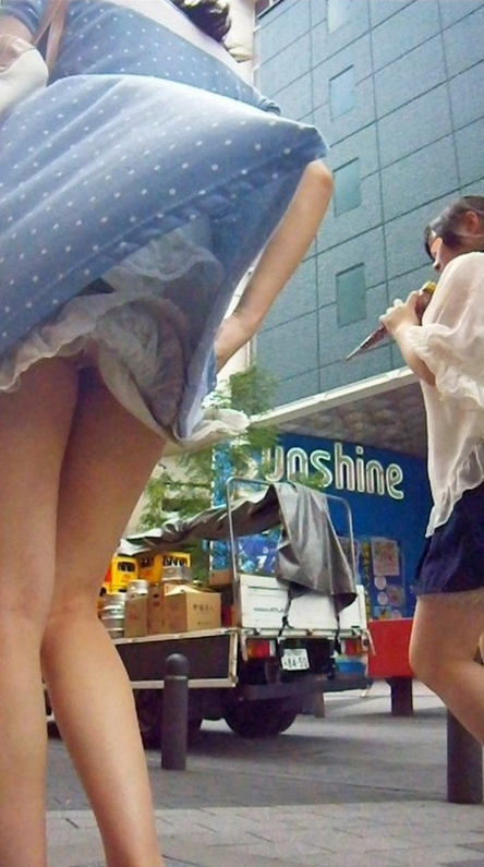【風チラ盗撮エロ画像】ミニスカートと強風の組み合わせは堪らん…自然にパンツがモロ見えｗｗｗ-02