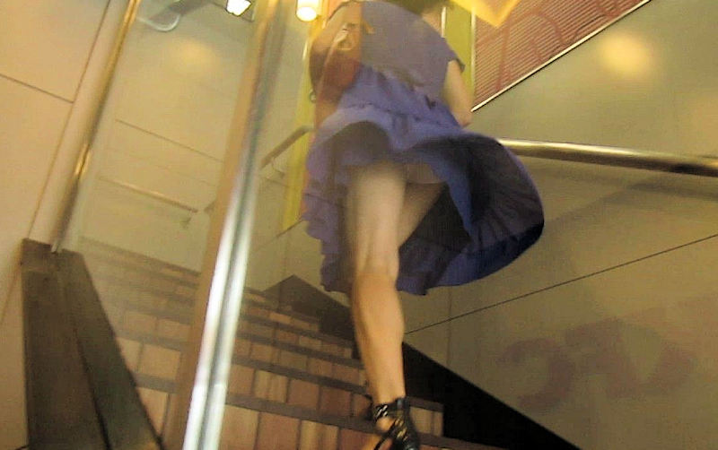 【風チラ盗撮エロ画像】ミニスカートと強風の組み合わせは堪らん…自然にパンツがモロ見えｗｗｗ-03