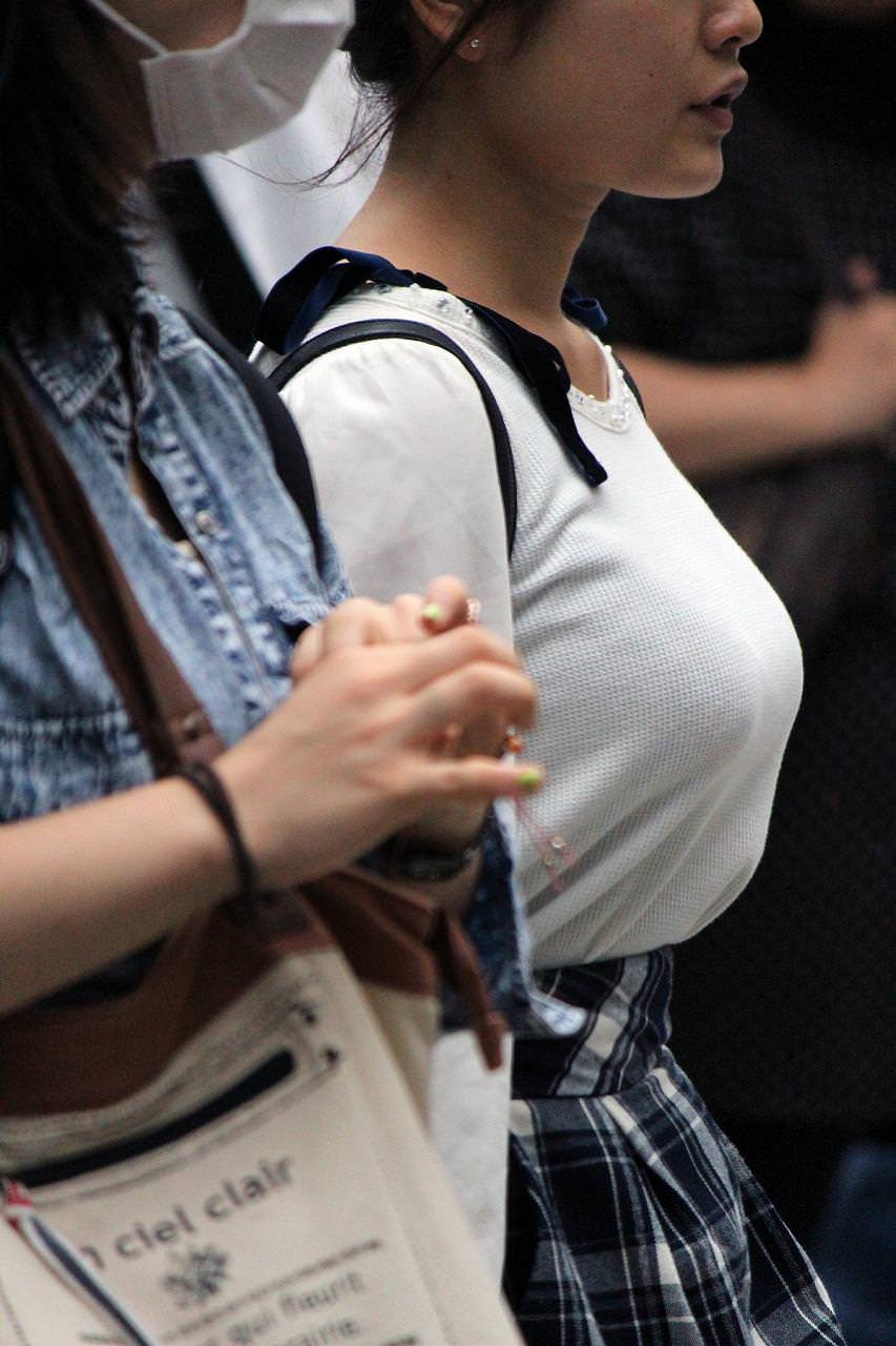 【着衣巨乳エロ画像】街でデカパイ女性と遭遇したら絶対に胸をガン見するよなｗｗｗ-08