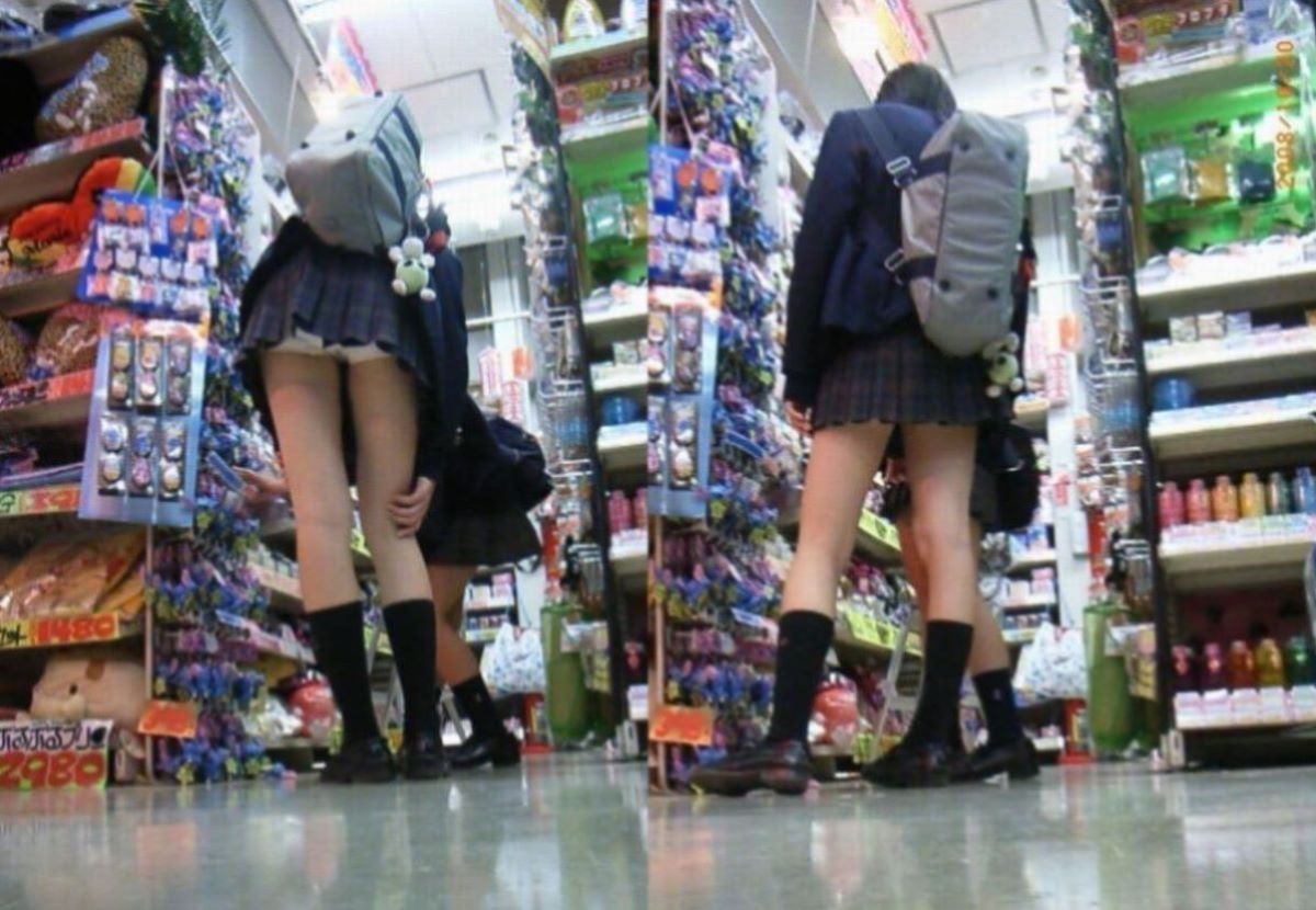 【JKパンチラエロ画像】イマドキの女の子のスカートから見えたパンツに思わず歓喜するｗｗｗ-08