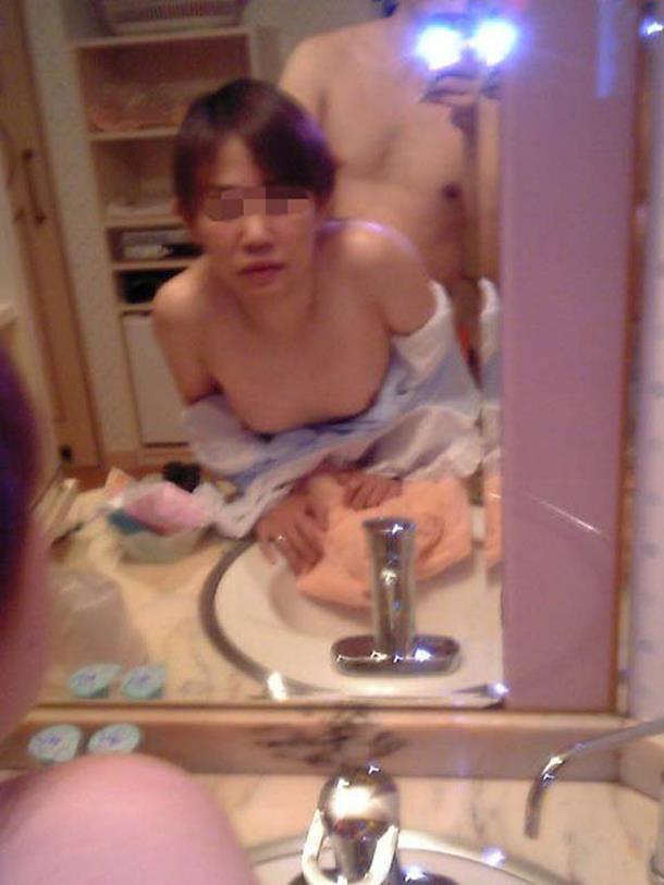 【ハメ撮りエロ画像】鏡越しに女性とセックスしてるスケベなバカップルに興奮してしまうｗｗｗ-05