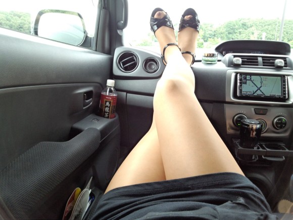 【車内太ももエロ画像】運転席や助手席に座る素人美女のセクシー美脚を接写撮りｗｗｗ-17