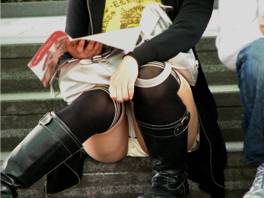 【パンチラ盗撮エロ画像】スカート履いた女性が座って下着をチラつかせてるので黙って撮影ｗｗｗ-05