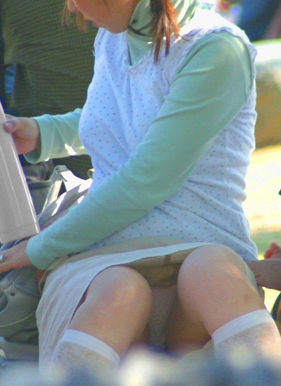 【パンチラ盗撮エロ画像】スカート履いた女性が座って下着をチラつかせてるので黙って撮影ｗｗｗ-14