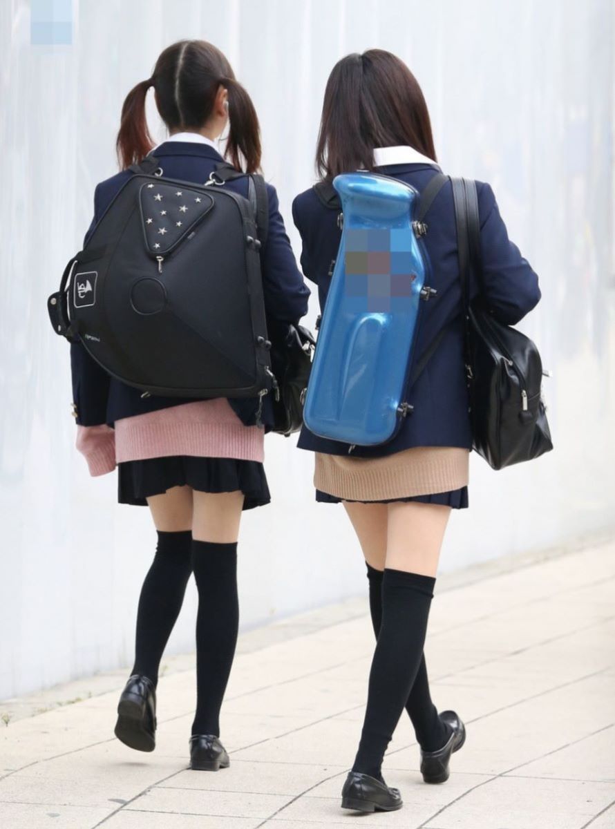 【JKニーソックス盗撮エロ画像】女子校生が黒ニーソを履いて強調されてる太ももがスケベすぎるｗｗｗ-02