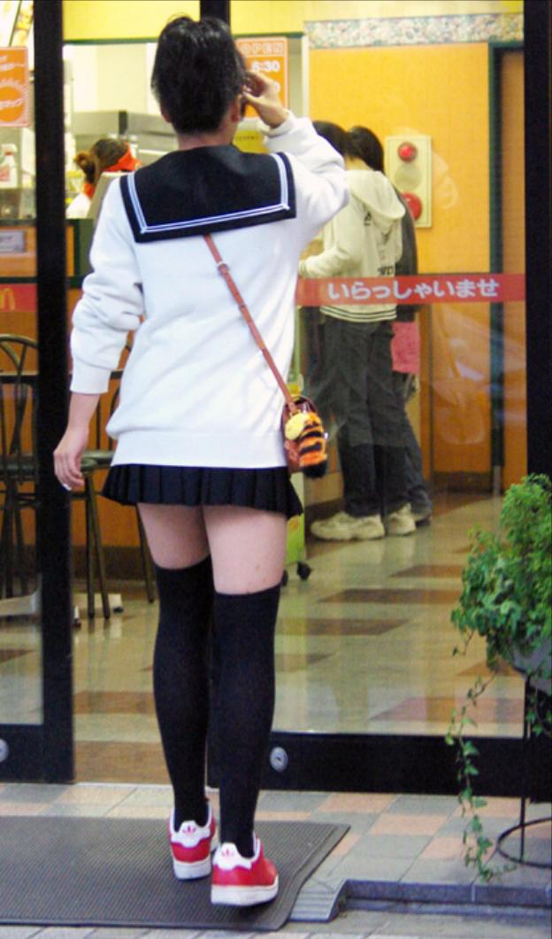 【JKニーソックス盗撮エロ画像】女子校生が黒ニーソを履いて強調されてる太ももがスケベすぎるｗｗｗ-11