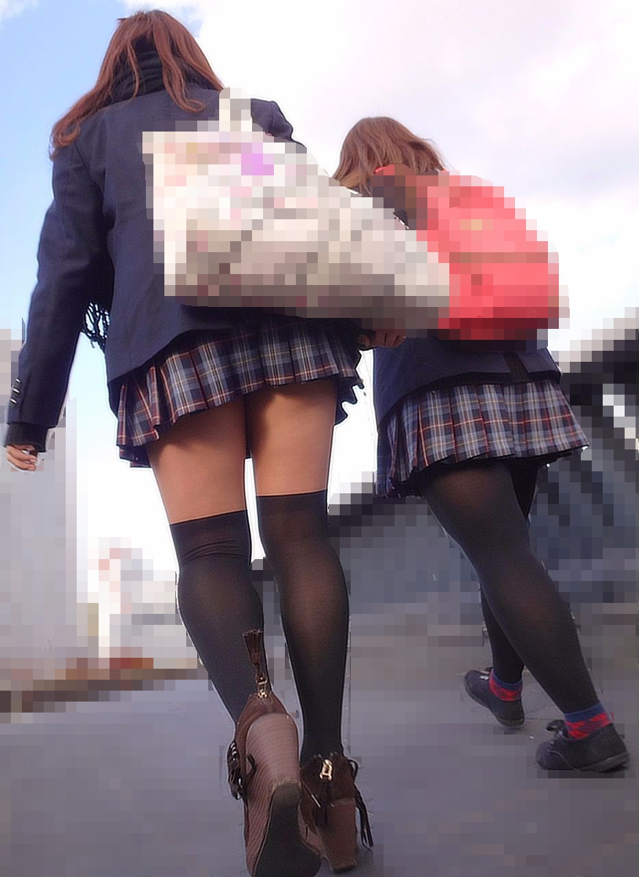 【JKニーソックス盗撮エロ画像】女子校生が黒ニーソを履いて強調されてる太ももがスケベすぎるｗｗｗ-14