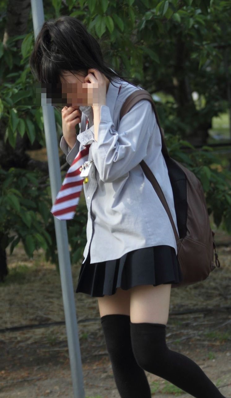 【JKニーソックス盗撮エロ画像】女子校生が黒ニーソを履いて強調されてる太ももがスケベすぎるｗｗｗ-16