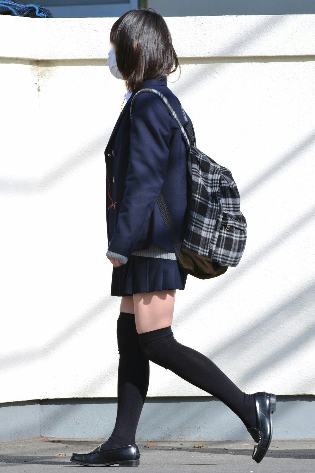 【JKニーソックス盗撮エロ画像】女子校生が黒ニーソを履いて強調されてる太ももがスケベすぎるｗｗｗ-17