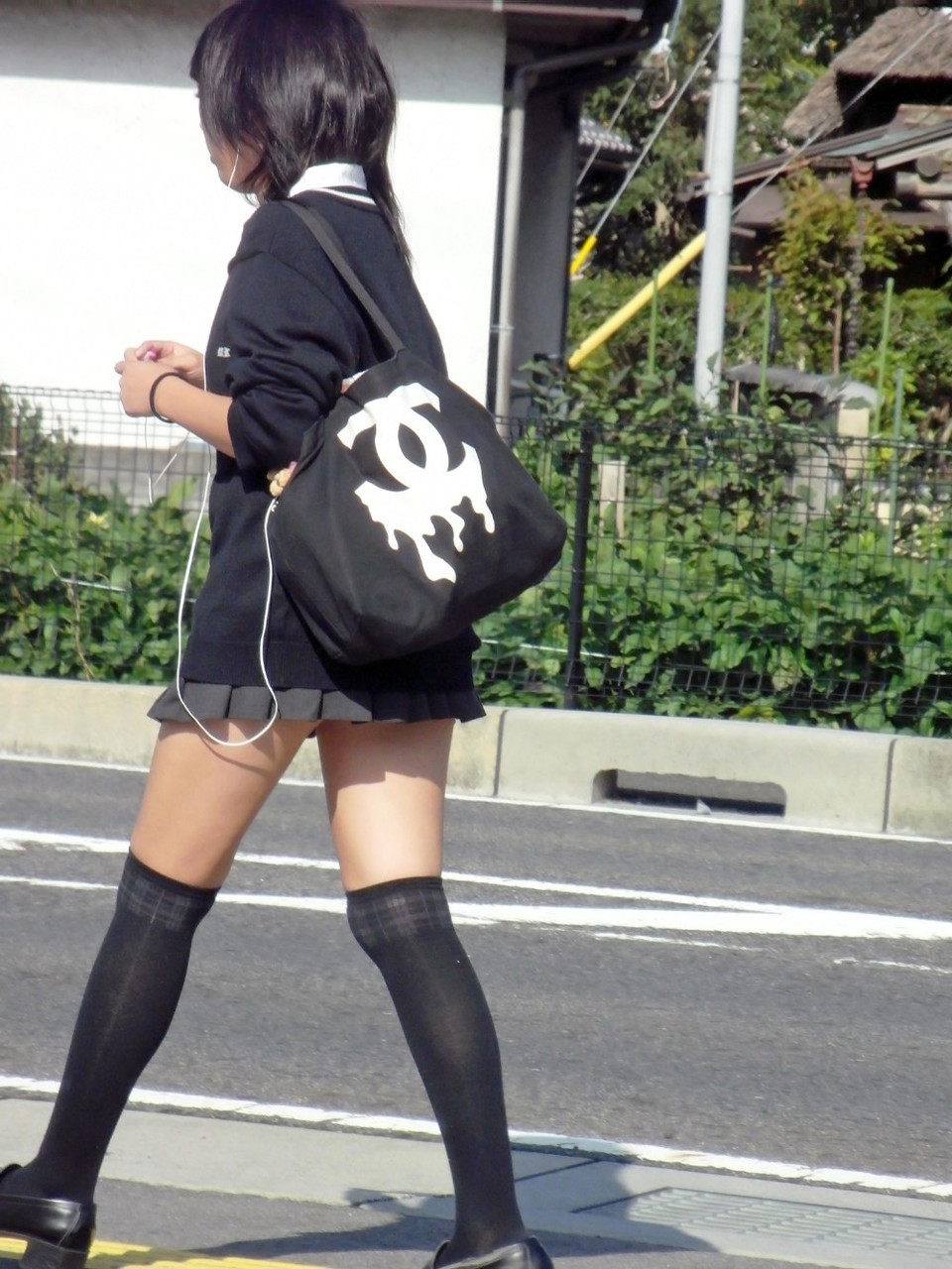 【JKニーソックス盗撮エロ画像】女子校生が黒ニーソを履いて強調されてる太ももがスケベすぎるｗｗｗ-19