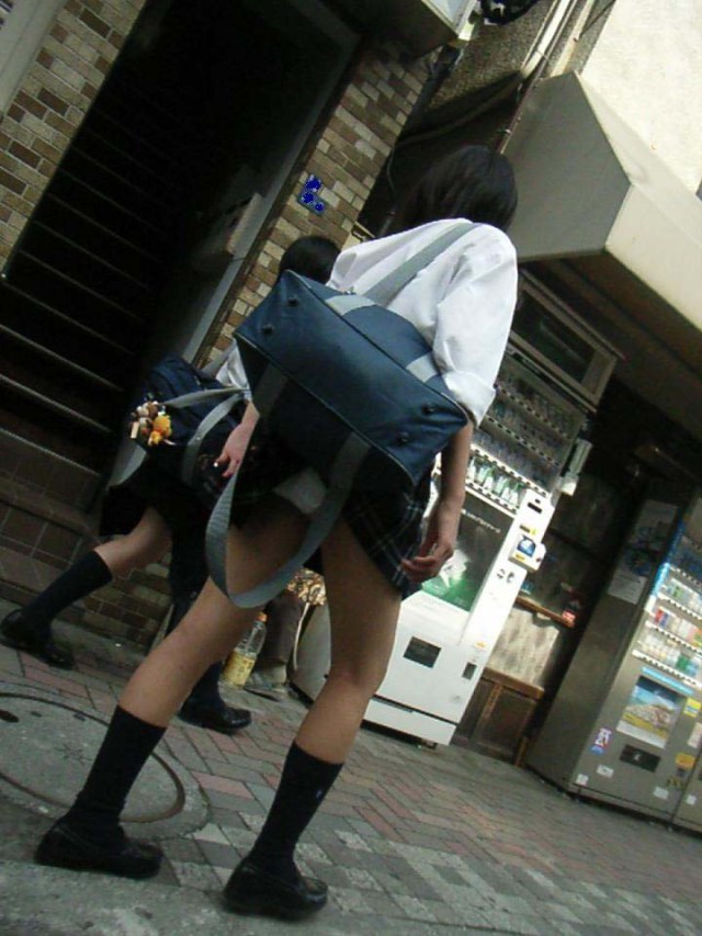 【JKパンチラ盗撮エロ画像】女子校生の鞄にスカートが引っ掛かって生下着が見えるうハプニングｗｗｗ-09