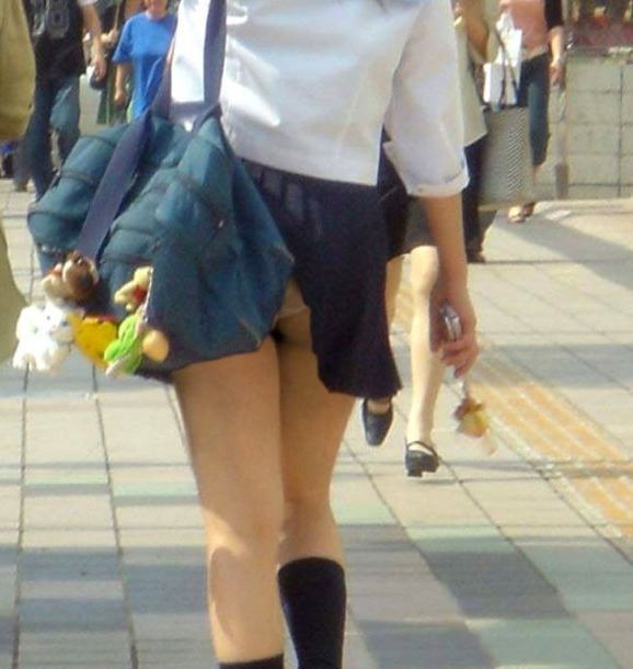 【JKパンチラ盗撮エロ画像】女子校生の鞄にスカートが引っ掛かって生下着が見えるうハプニングｗｗｗ-10