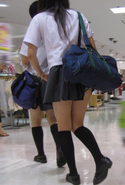 【JKパンチラ盗撮エロ画像】女子校生の鞄にスカートが引っ掛かって生下着が見えるうハプニングｗｗｗ-11