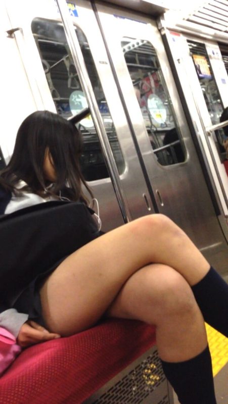 【JK電車盗撮エロ画像】短いスカートで足組みするからパンツ見えそうになるし、太ももが堪らんｗｗｗ-03