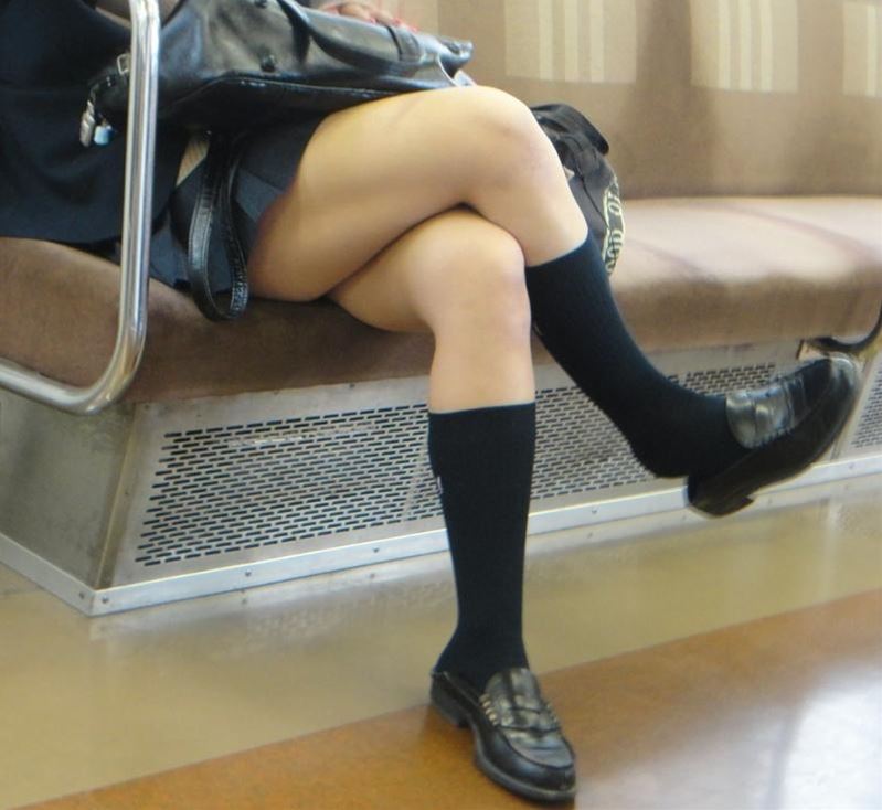 【JK電車盗撮エロ画像】短いスカートで足組みするからパンツ見えそうになるし、太ももが堪らんｗｗｗ-09