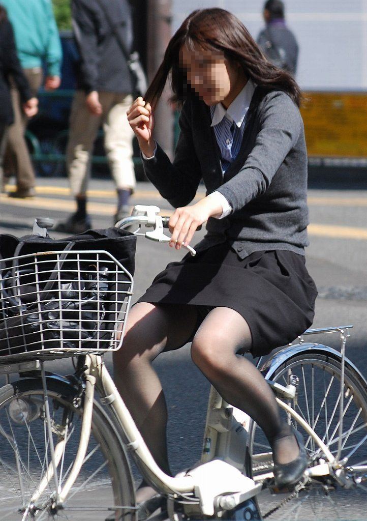 【OL自転車盗撮エロ画像】素人お姉さんのタイトスカートからパンツ見えそうな時があるｗｗｗ-02