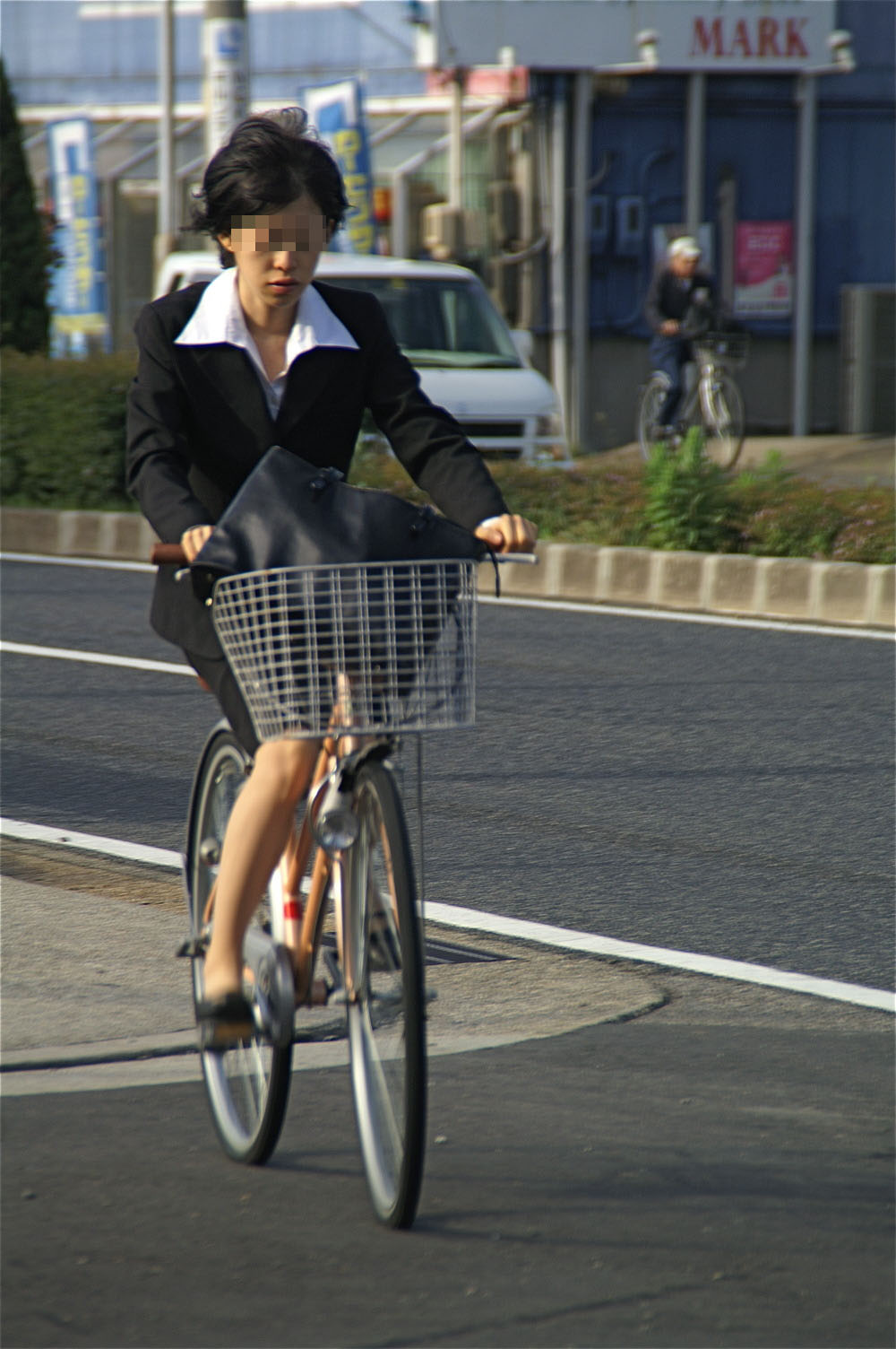 【OL自転車盗撮エロ画像】素人お姉さんのタイトスカートからパンツ見えそうな時があるｗｗｗ-04