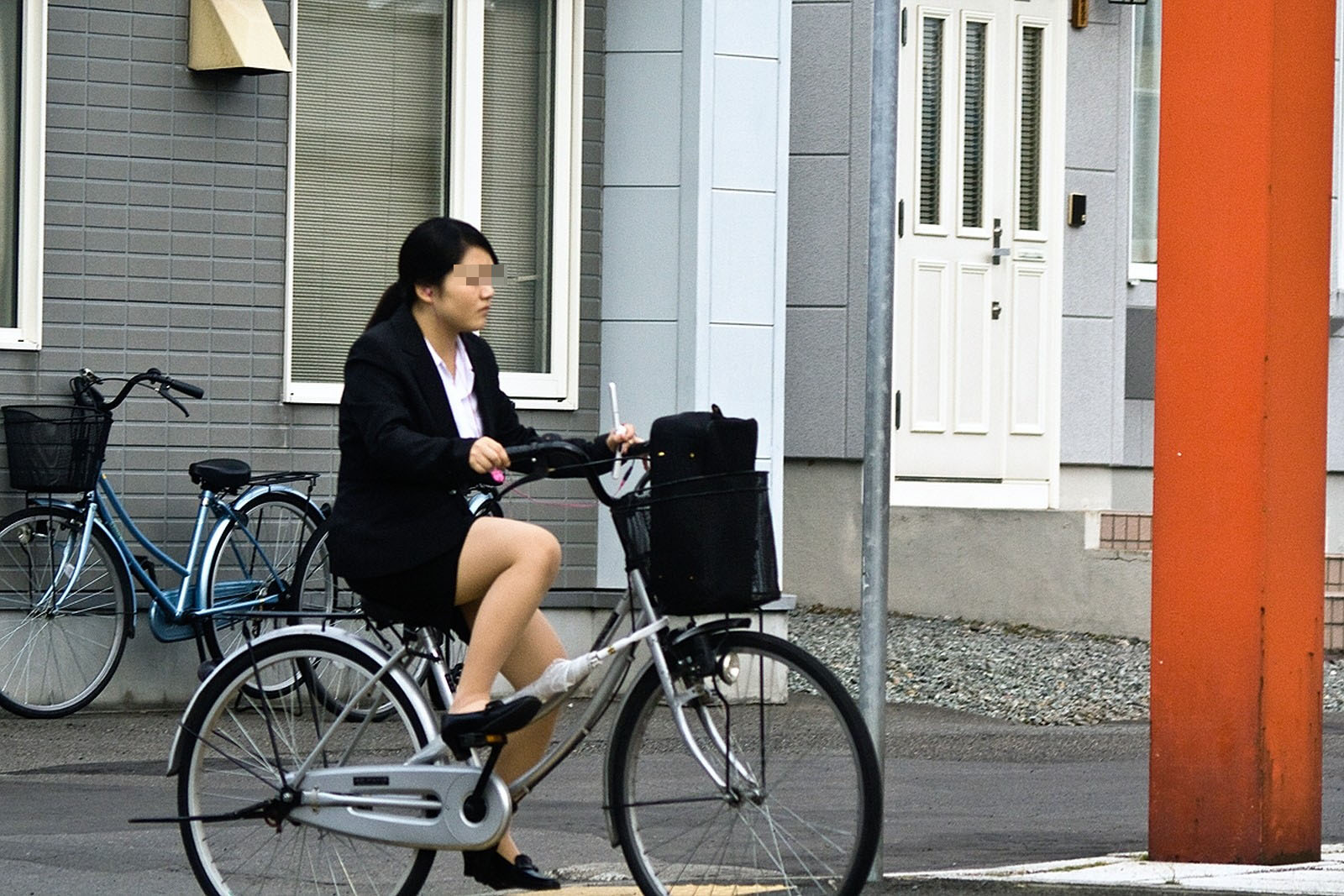 【OL自転車盗撮エロ画像】素人お姉さんのタイトスカートからパンツ見えそうな時があるｗｗｗ-08