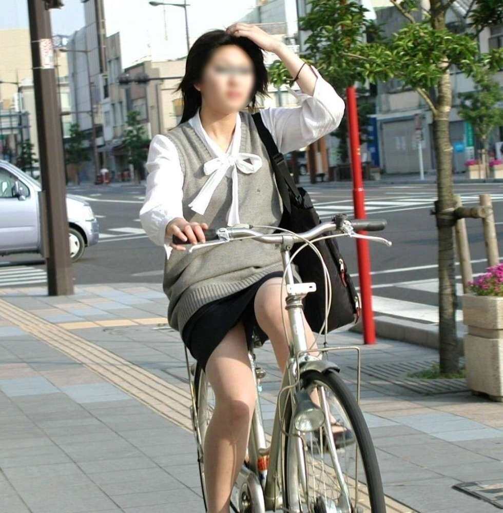 【OL自転車盗撮エロ画像】素人お姉さんのタイトスカートからパンツ見えそうな時があるｗｗｗ-12