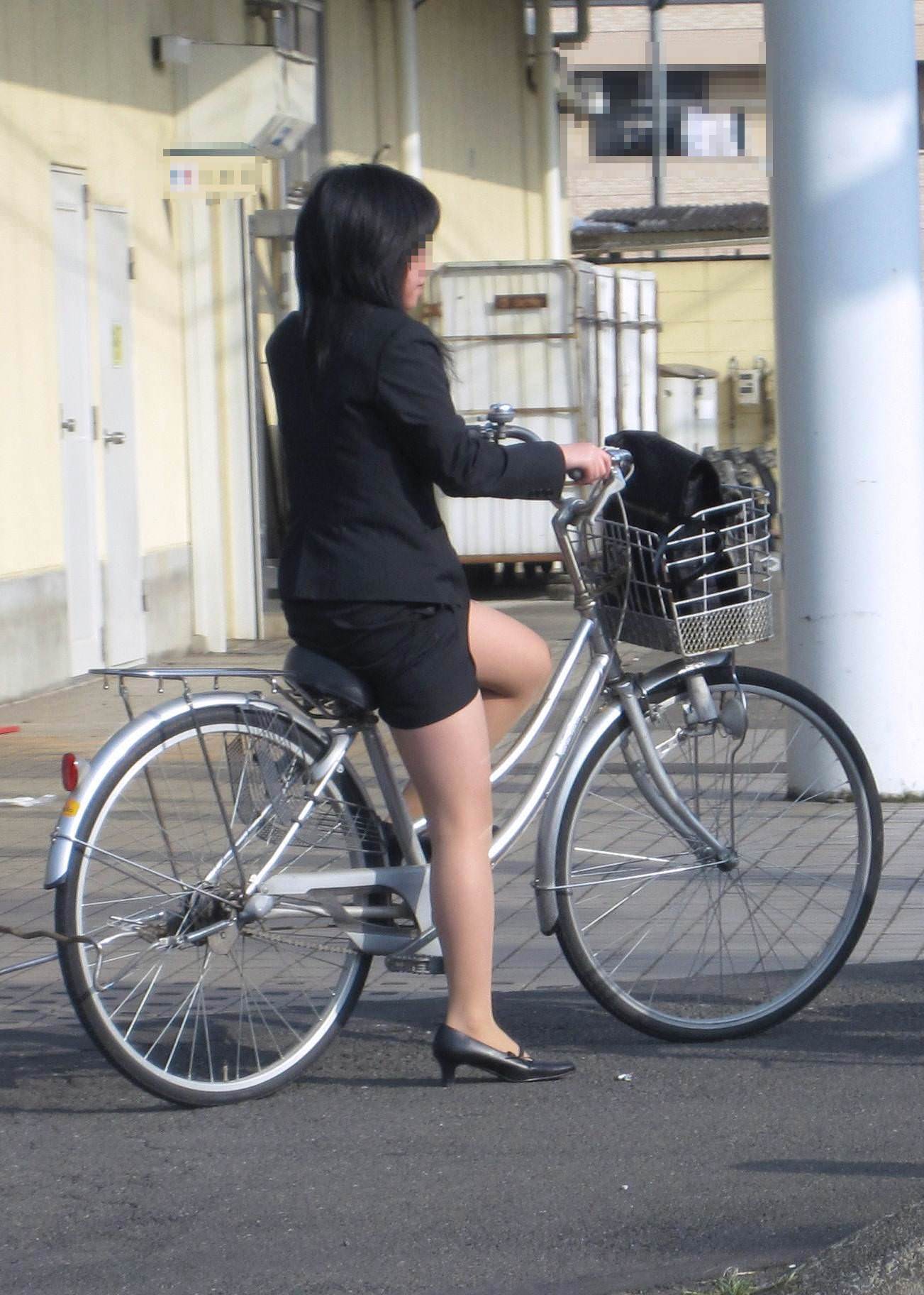 【OL自転車盗撮エロ画像】素人お姉さんのタイトスカートからパンツ見えそうな時があるｗｗｗ-13