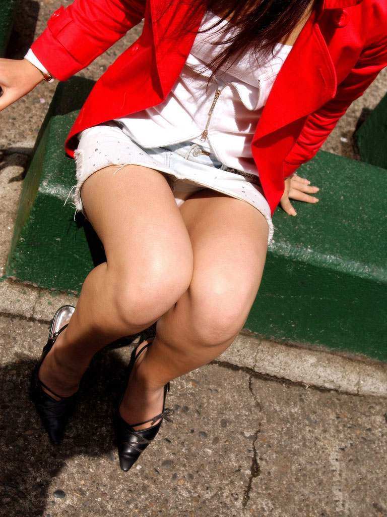 【超ミニスカ盗撮エロ画像】スカート丈が短すぎて常にパンチラ状態…股間にしか目線が行かないｗｗｗ-17