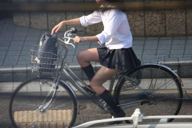 【JK自転車盗撮エロ画像】街中で制服姿の女の子の美脚がかなり気になるｗｗｗ-02