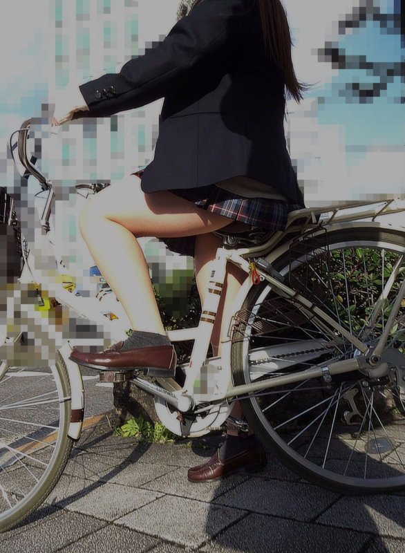 【JK自転車盗撮エロ画像】街中で制服姿の女の子の美脚がかなり気になるｗｗｗ-06