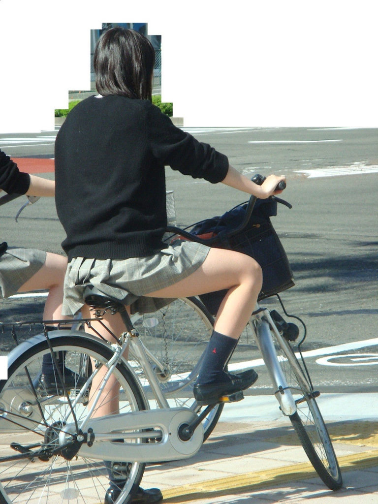 【JK自転車盗撮エロ画像】街中で制服姿の女の子の美脚がかなり気になるｗｗｗ-09