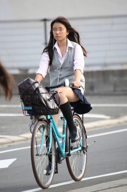 【JK自転車盗撮エロ画像】街中で制服姿の女の子の美脚がかなり気になるｗｗｗ-13