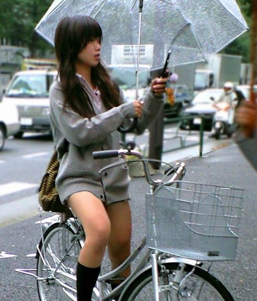 【JK自転車盗撮エロ画像】街中で制服姿の女の子の美脚がかなり気になるｗｗｗ-18