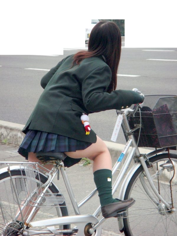 【JK自転車盗撮エロ画像】街中で制服姿の女の子の美脚がかなり気になるｗｗｗ-20