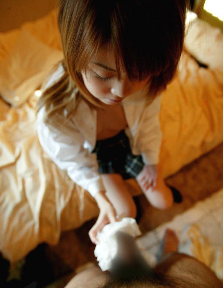 【JK手コキエロ画像】美少女系の女子校生が激しく勃起チンコを握り締めて離さないｗｗｗ-12