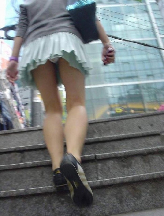 【階段パンチラ盗撮エロ画像】見事なアングルで女性の下着を捉える…撮影者に感謝しながら眺めるｗｗｗ-14