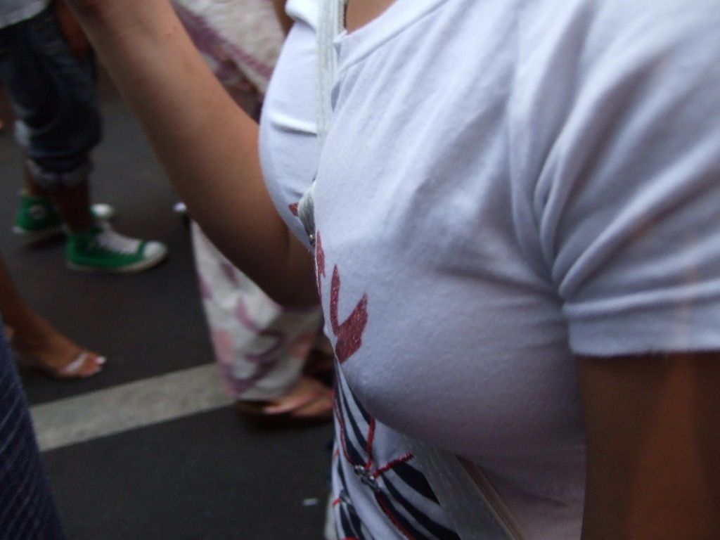 【乳首透け盗撮エロ画像】ノーブラで衣服の上から乳首が浮き出てる素人娘たちｗｗｗ-07