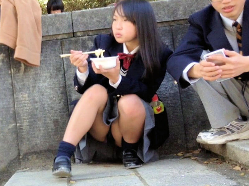 【JKパンチラ盗撮エロ画像】座ってる女子校生のパンツを覗きながらカメラで撮影ｗｗｗ-01