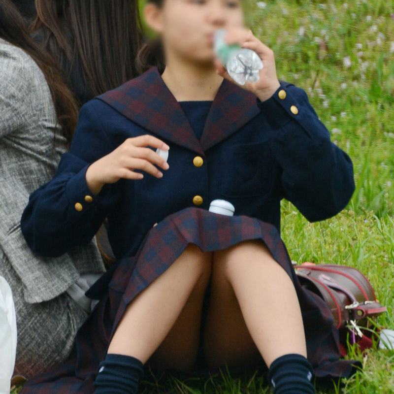 【JKパンチラ盗撮エロ画像】座ってる女子校生のパンツを覗きながらカメラで撮影ｗｗｗ-02