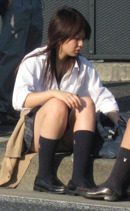 【JKパンチラ盗撮エロ画像】座ってる女子校生のパンツを覗きながらカメラで撮影ｗｗｗ-03