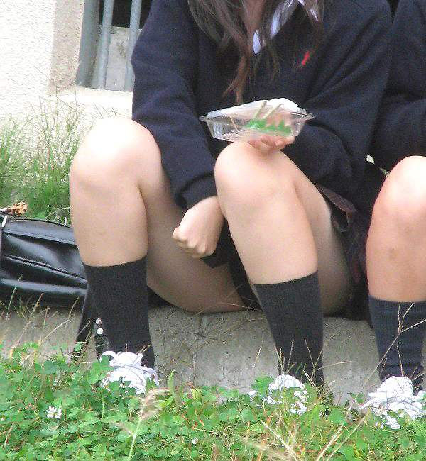 【JKパンチラ盗撮エロ画像】座ってる女子校生のパンツを覗きながらカメラで撮影ｗｗｗ-07