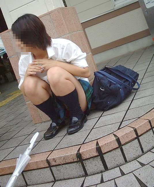 【JKパンチラ盗撮エロ画像】座ってる女子校生のパンツを覗きながらカメラで撮影ｗｗｗ-19
