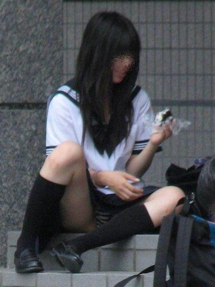 【JKパンチラ盗撮エロ画像】座ってる女子校生のパンツを覗きながらカメラで撮影ｗｗｗ