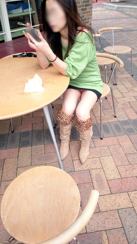 【パンチラ盗撮エロ画像】カフェで休憩しているミニスカ女子のパンツを狙いましたｗｗｗ-08
