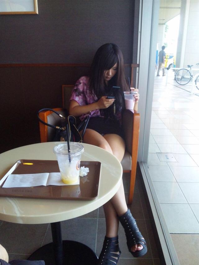 【パンチラ盗撮エロ画像】カフェで休憩しているミニスカ女子のパンツを狙いましたｗｗｗ-17