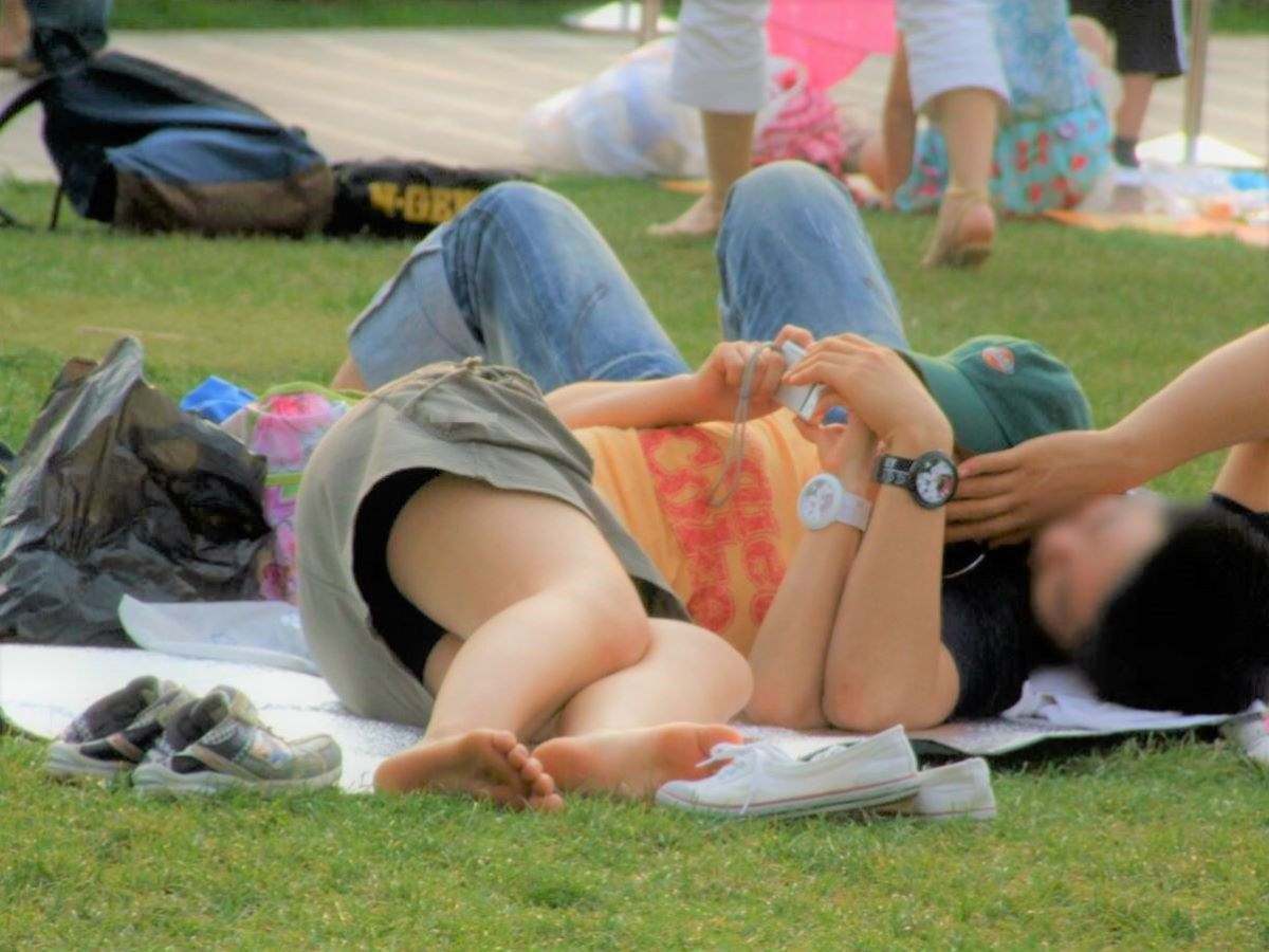 【公園パンチラ盗撮エロ画像】皆の公共の場で素人のスカート女性がパンツを堂々と晒してくれたｗｗｗ-05